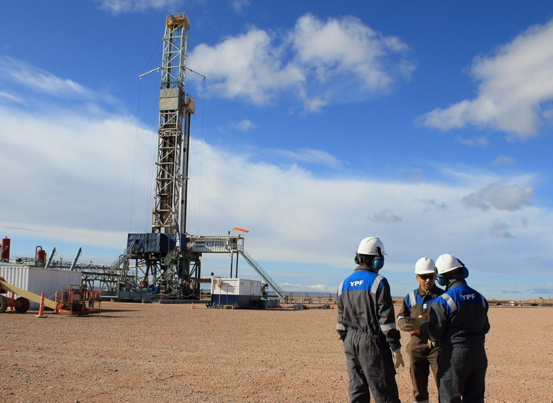 La calificadora de riesgo Moody’s sube la nota de YPF
