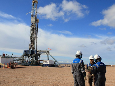 La calificadora de riesgo Moody’s sube la nota de YPF