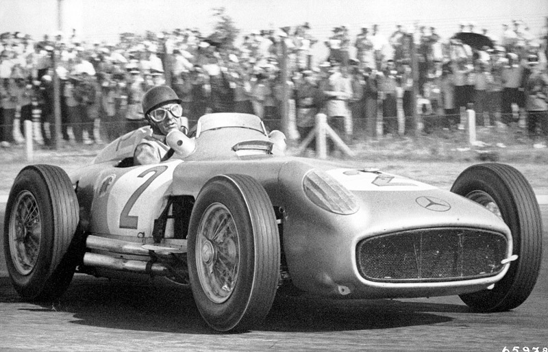 Mercedes Benz recordó a Fangio a 110 años de su nacimiento
