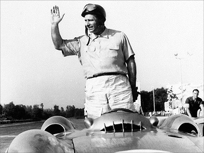 Mercedes Benz recordó a Fangio a 110 años de su nacimiento