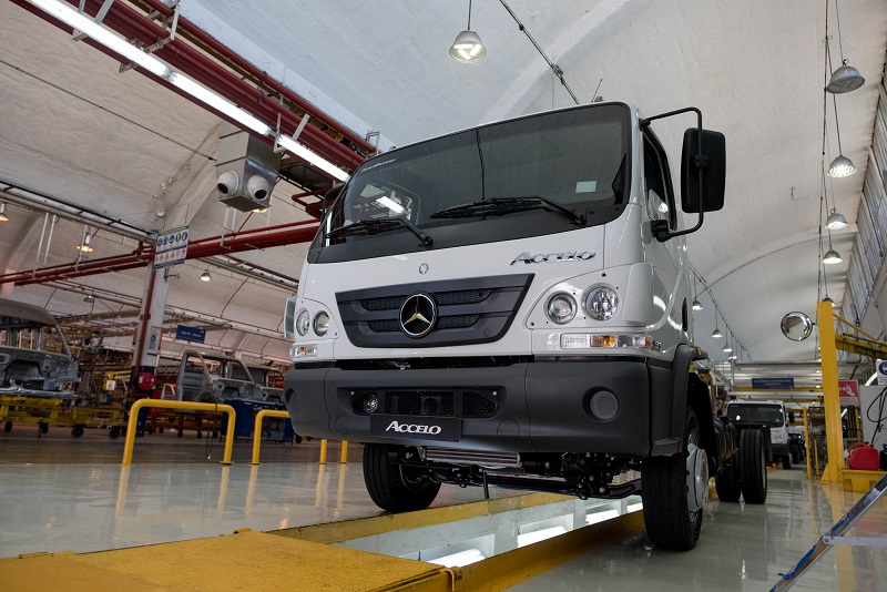Mercedes-Benz, líder en buses y camiones livianos