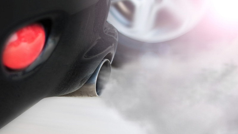 La importancia de color del humo del auto