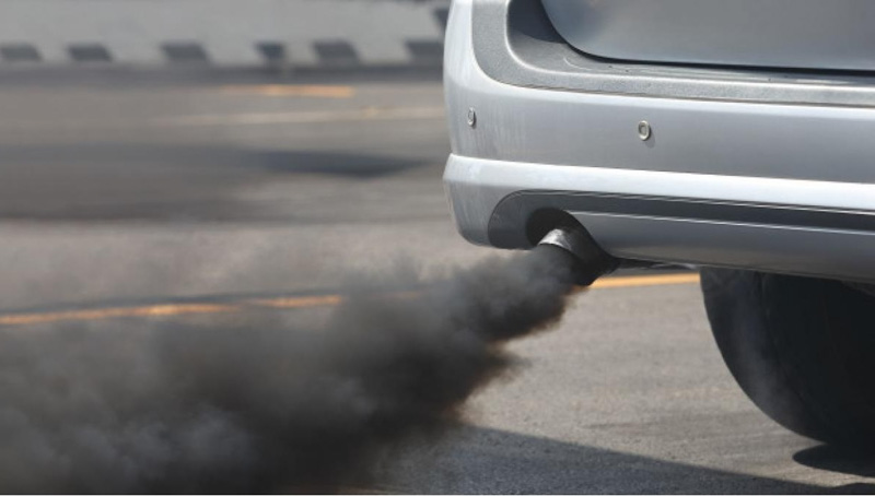 La importancia de color del humo del auto