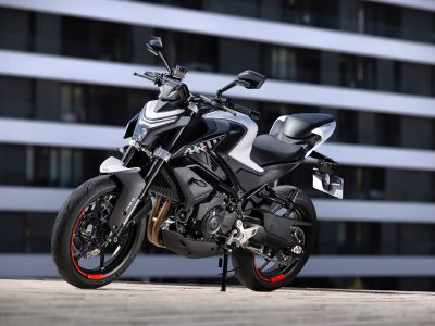 CFMOTO 450NK: Tecnología T-BOX y frenos ABS avanzados