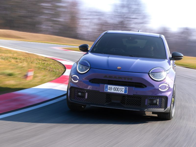 El Abarth 600e celebra su potencia y diseño