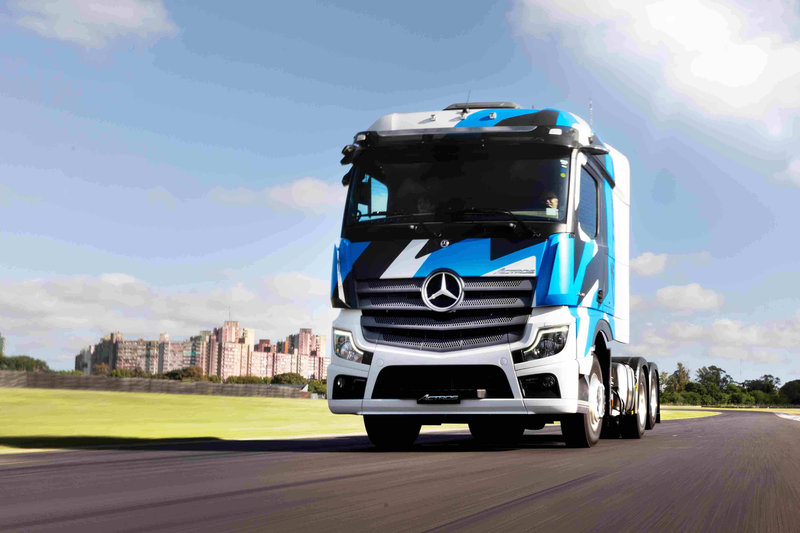 Mercedes-Benz Camiones y Buses presenta ''Entrevistas en Actros 2''