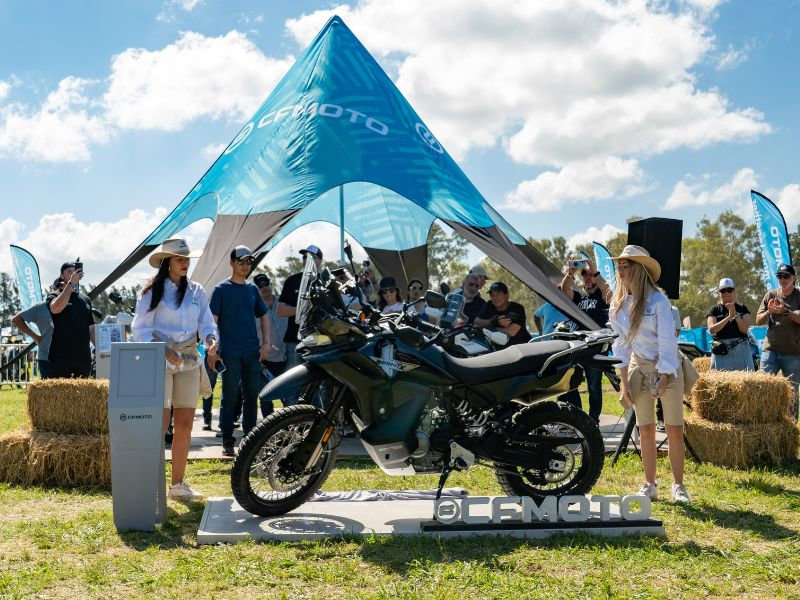 CFMOTO lanza la 800MT-X en Travel Fest 2025