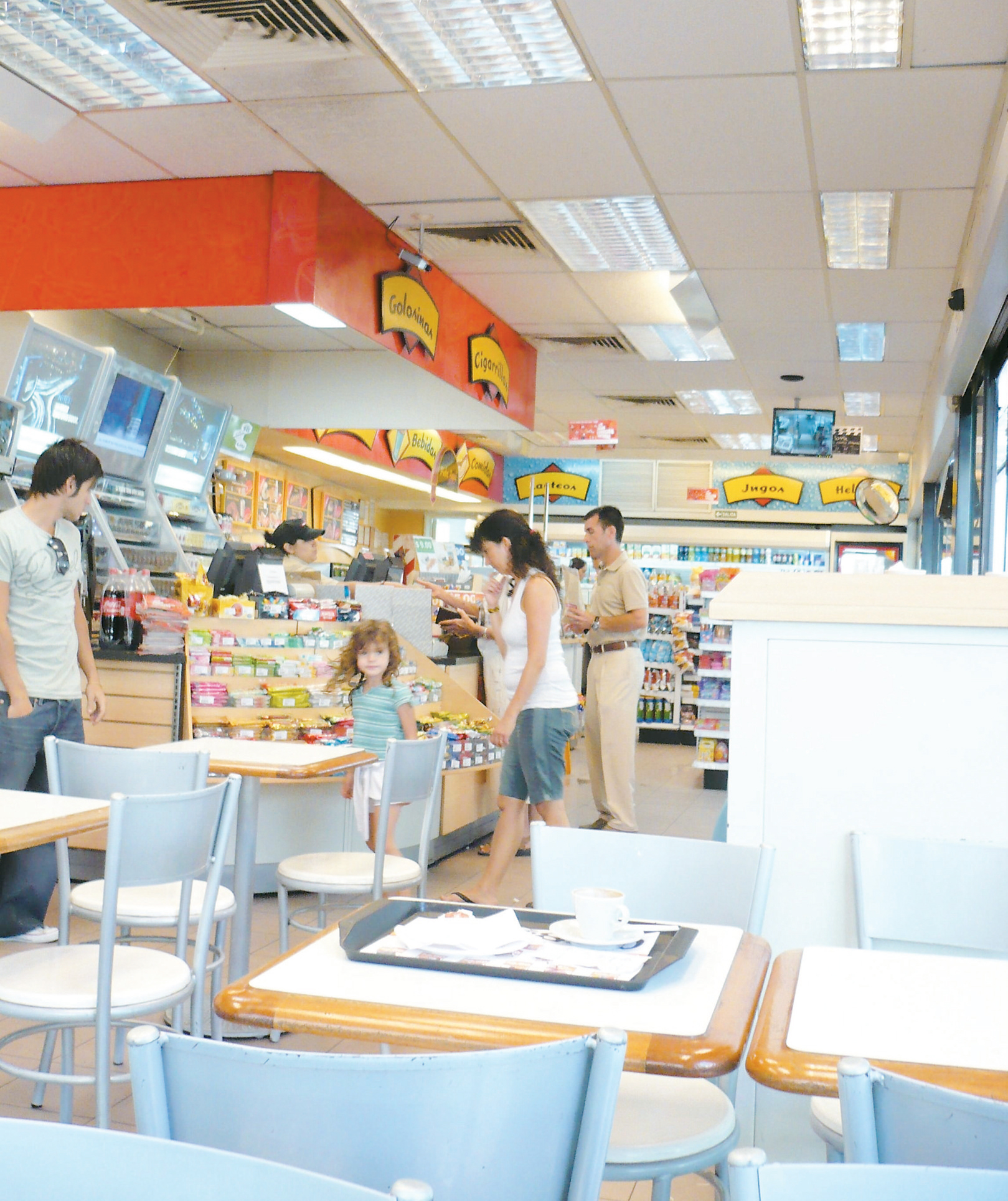 est-42-falta-de-higiene-en-la-tienda-de-una-estacion-de-servicio-01