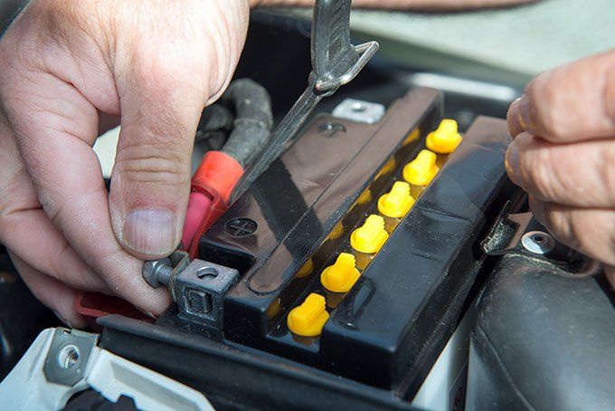 2019-07-15-arrancamos-la-moto-con-puente-desde-la-bateria-de-un-automovil-3-03