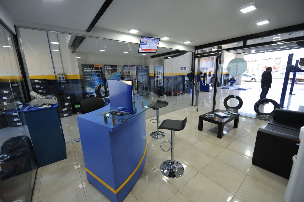 2018-07-27-michelin-abre-dos-nuevos-puntos-de-venta-junto-a-revendedores-3-03