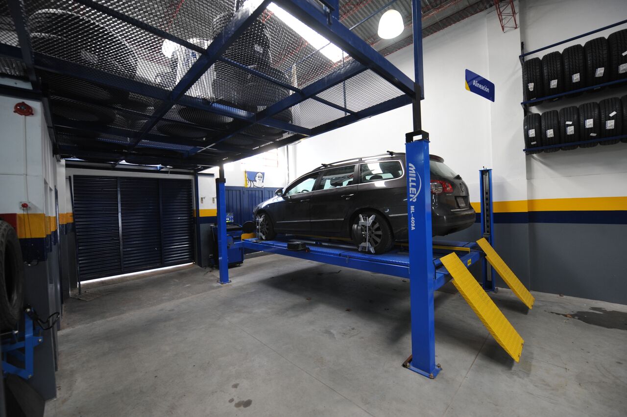 2018-07-27-michelin-abre-dos-nuevos-puntos-de-venta-junto-a-revendedores-5-05