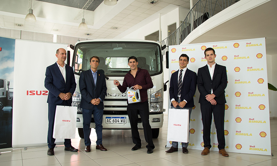 2018-04-27-isuzu-argentina-y-shell-lubricantes-firmaron-una-alianza-en-beneficio-de-sus-clientes-02